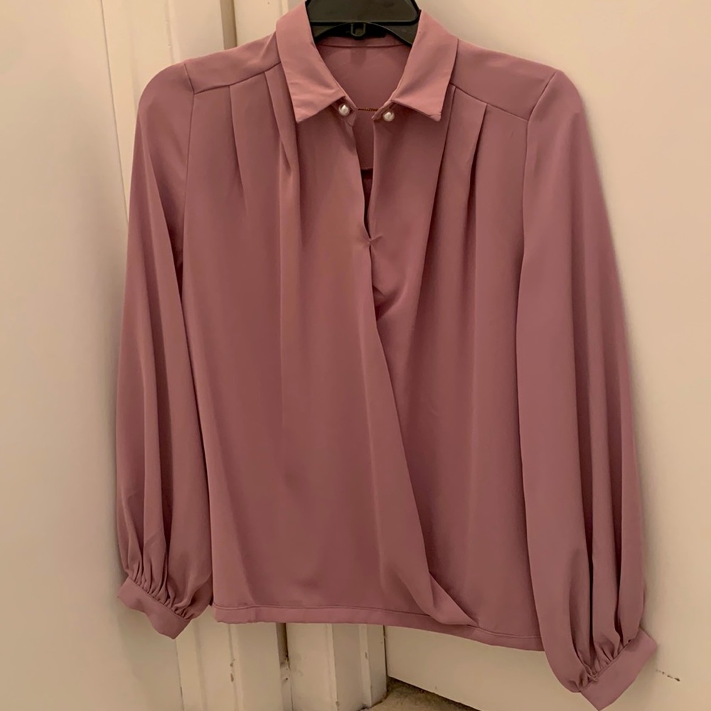 Blouse with a cute jewel